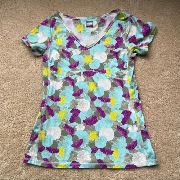 Lot of 2 The North Face Women’s Colorful Print Tee Shirts - M - VGUC - Stretch - Picture 8 of 13